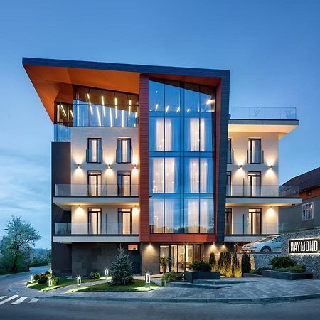 Hotel Raymond ตรุสคาเวตส์ ภายนอก รูปภาพ