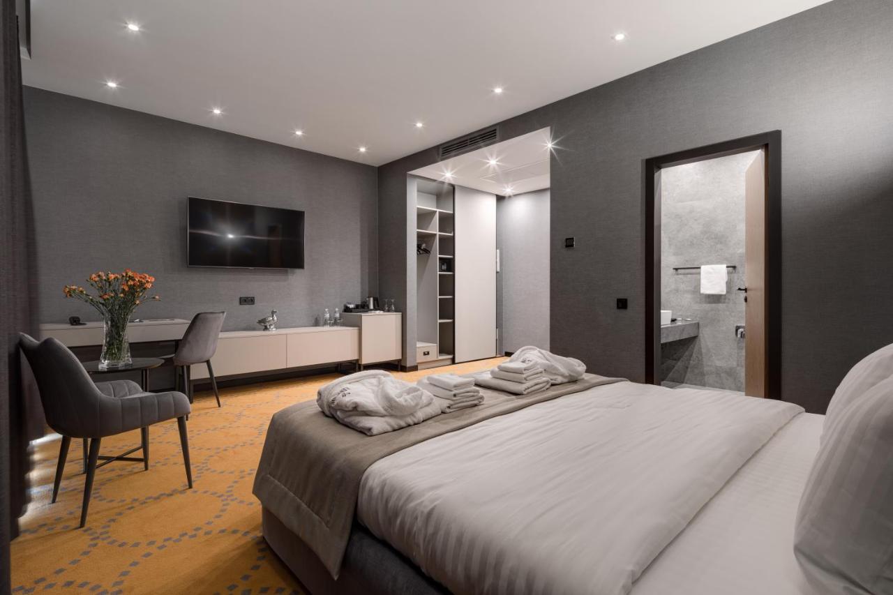 Hotel Raymond ตรุสคาเวตส์ ภายนอก รูปภาพ