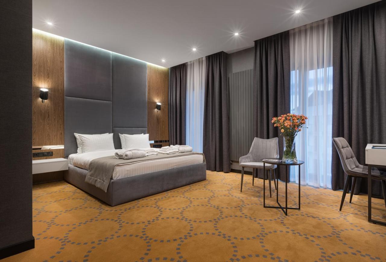 Hotel Raymond ตรุสคาเวตส์ ภายนอก รูปภาพ