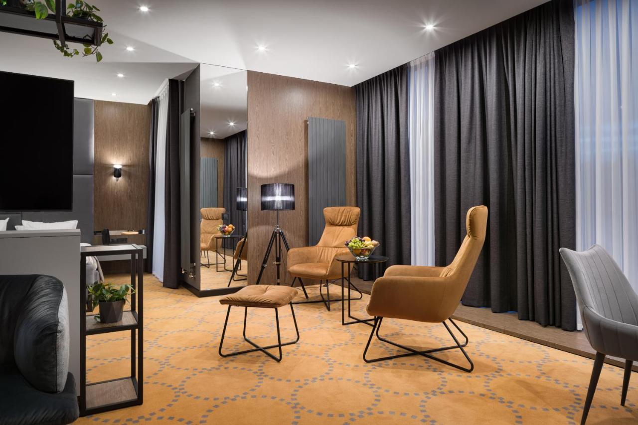 Hotel Raymond ตรุสคาเวตส์ ภายนอก รูปภาพ