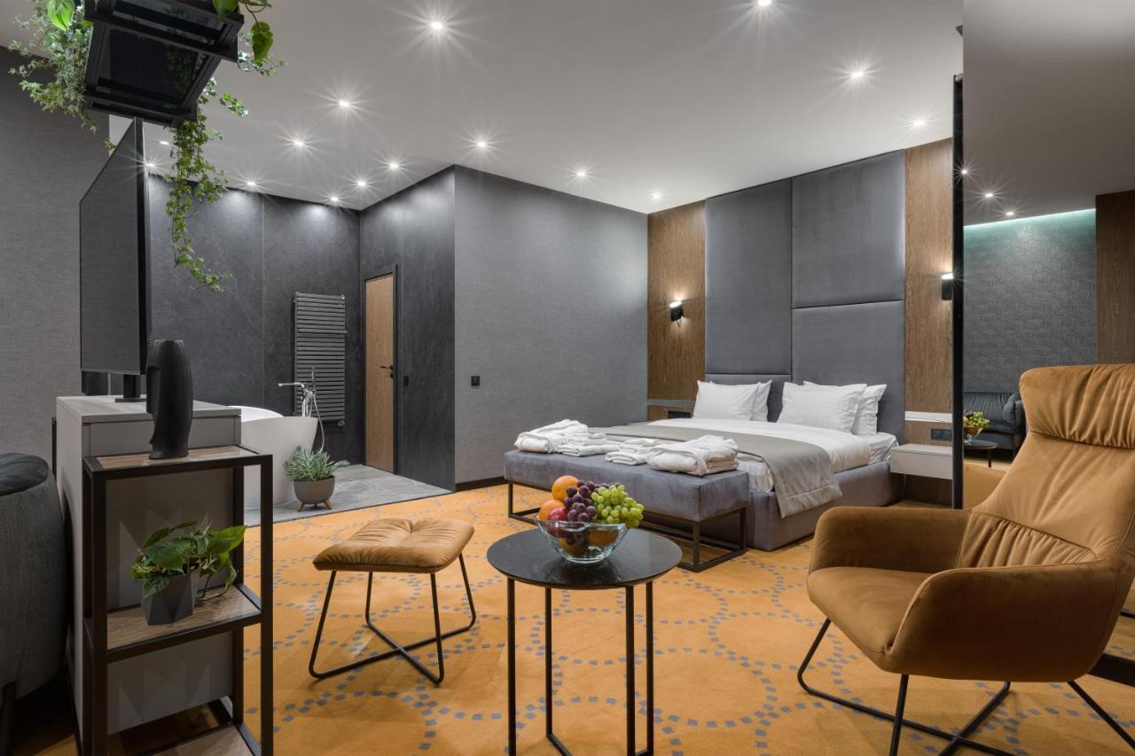 Hotel Raymond ตรุสคาเวตส์ ภายนอก รูปภาพ